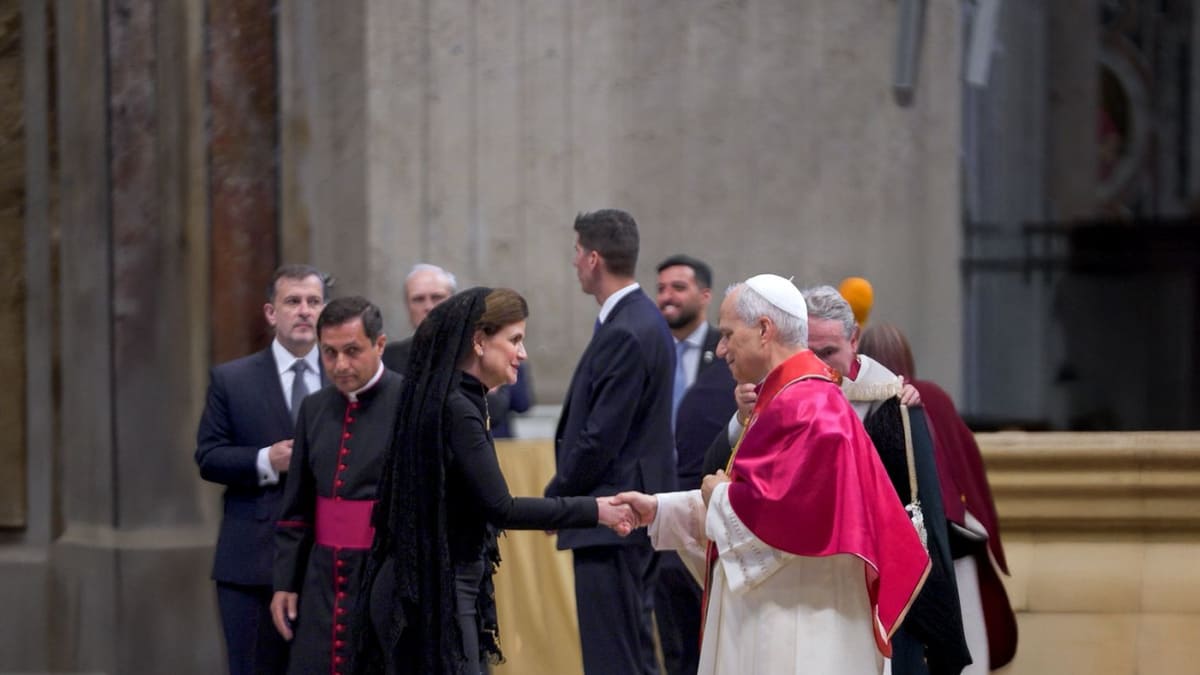 Vicepresidenta participa en misa inicial del pontificado del papa León XIV