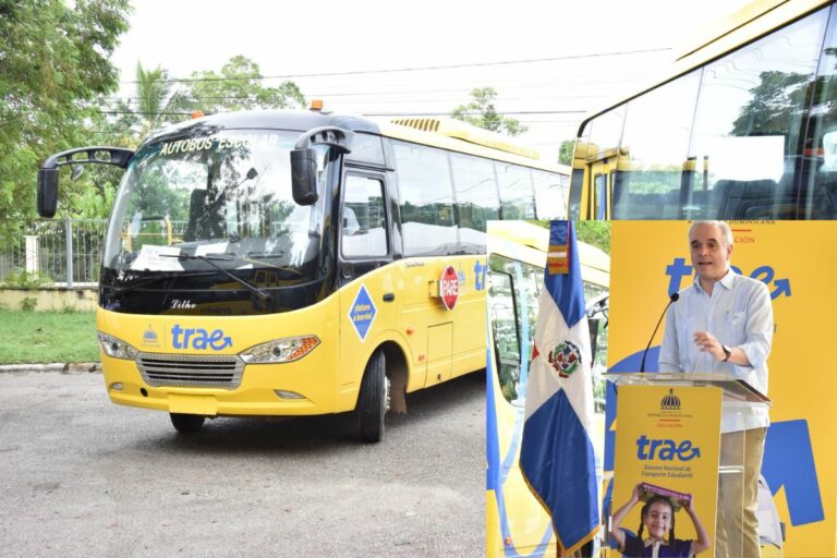 Ministro de Educación entrega autobuses en El Seibo