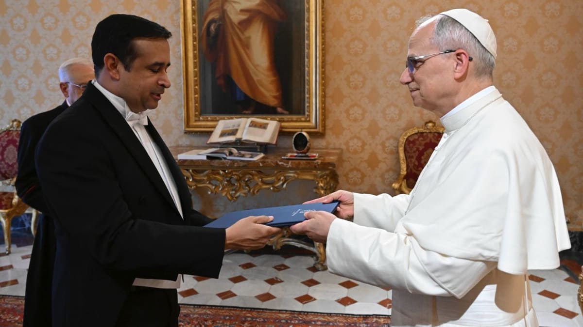 Embajador Víctor Suárez presenta cartas credenciales ante la Santa Sede
