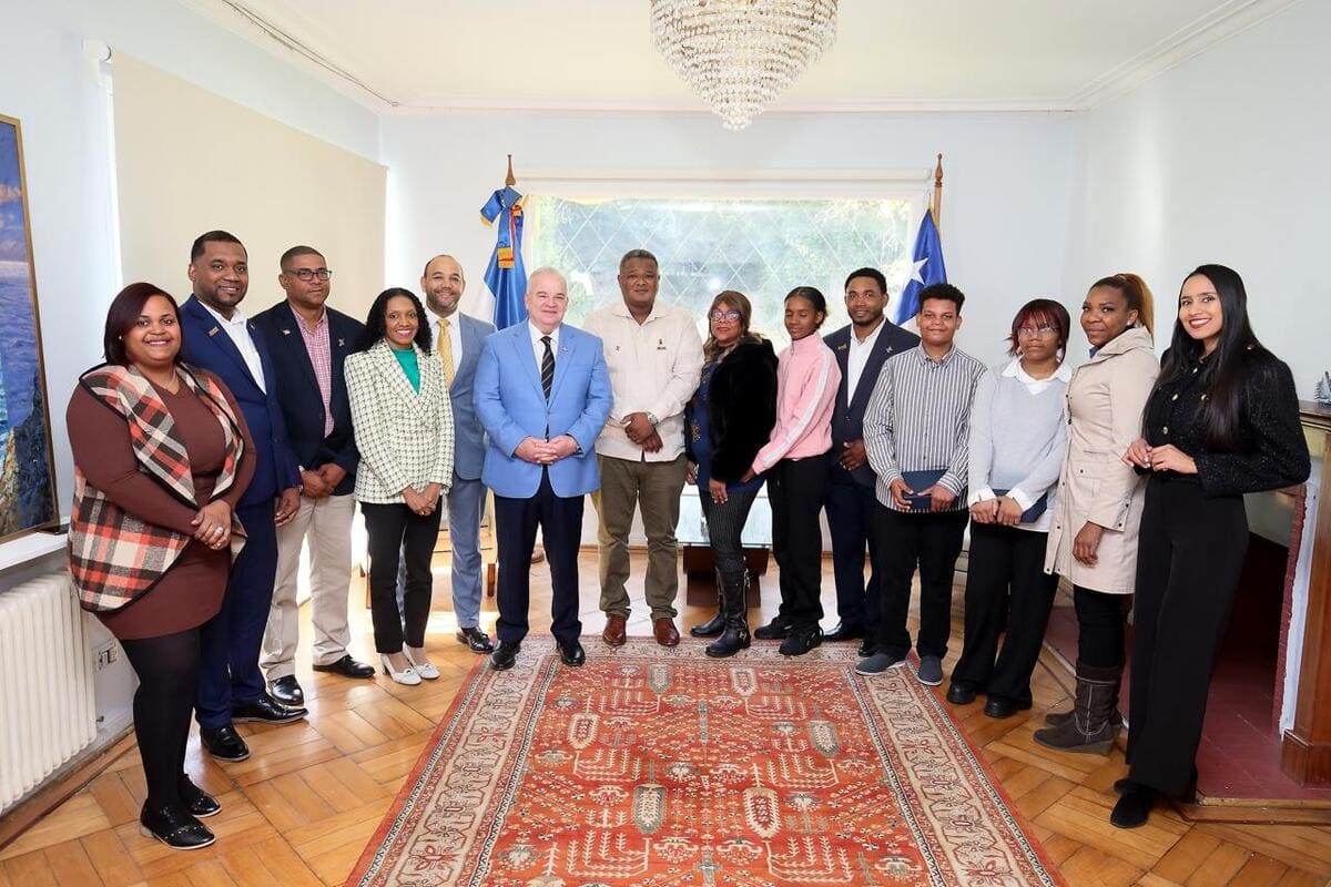Estudiantes dominicanos en Chile reciben reconocimiento por excelencia académica