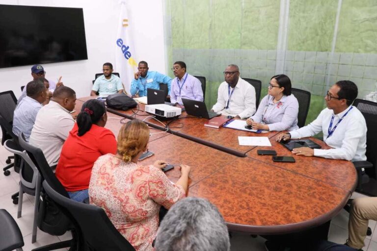 Edeeste fortalece vínculos con comunitarios de Brisas del Este