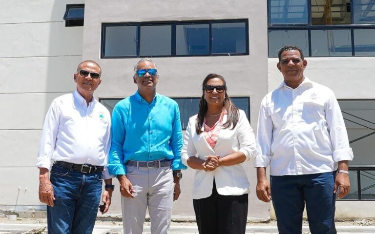 Joel Santos supervisa obras en Sánchez Ramírez