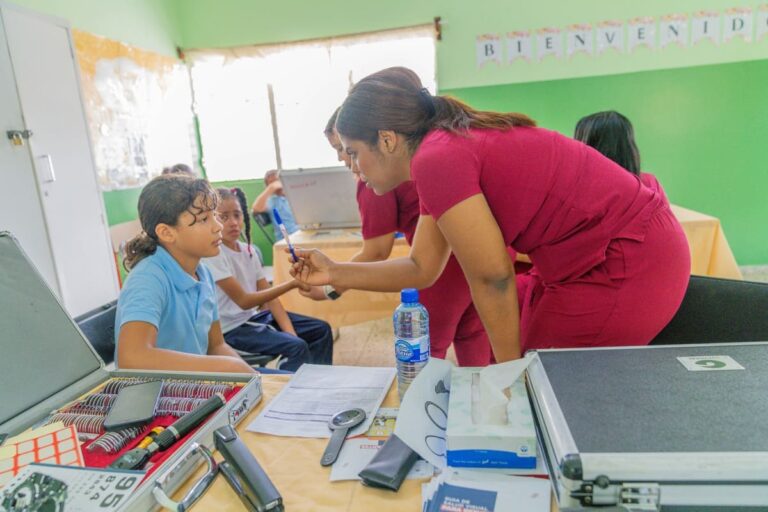 INABIE impulsa salud visual estudiantil