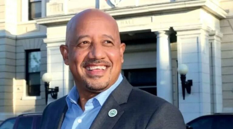 Brian DePeña agradece a la ciudad de Lawrence por su reelección como alcalde