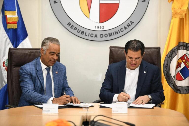 MEM y Pucmm impulsan formación especializada