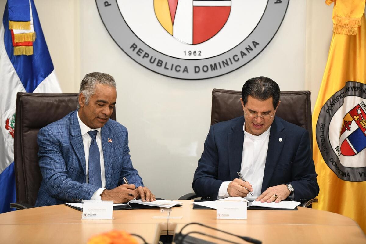 MEM y Pucmm impulsan formación especializada