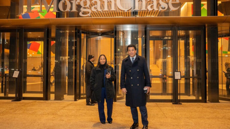 Ministro de Turismo expone fortaleza del sector ante banca internacional