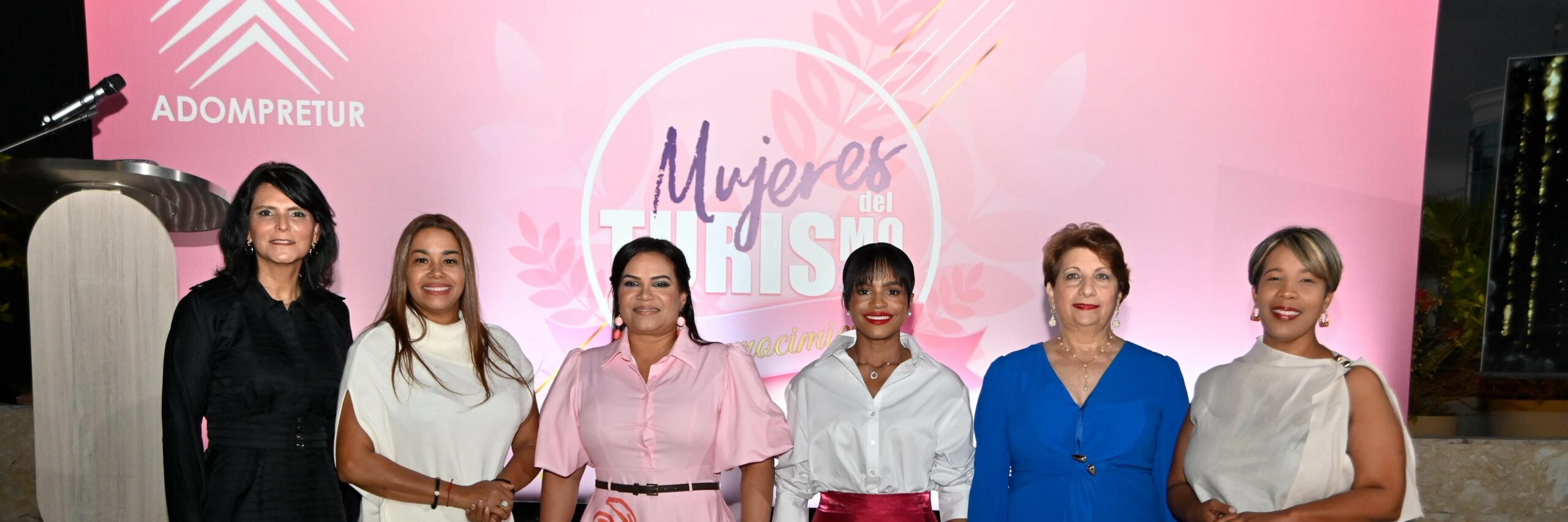 Adompretur galardona entrega premio Mujeres del Turismo