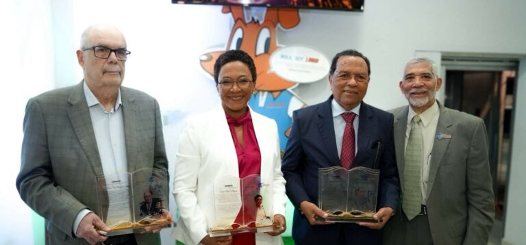 Roberto Cassá, Peralta Romero y Edith Febles reciben Premio Pluma a la Excelencia Logomarca 2026