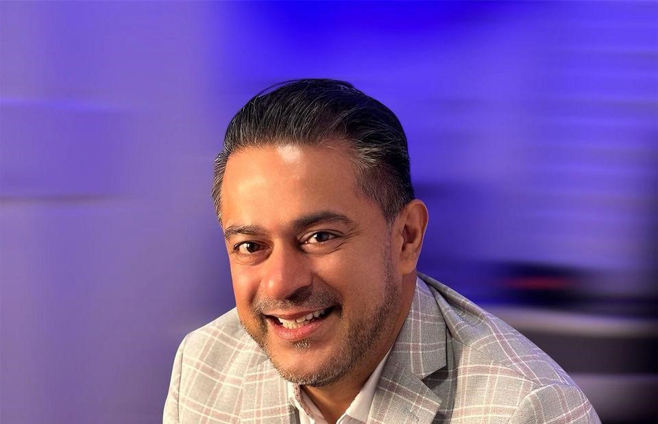 Doctor Hisham Zia alerta sobre riesgos de recuperarse en casa tras una cirugía estética