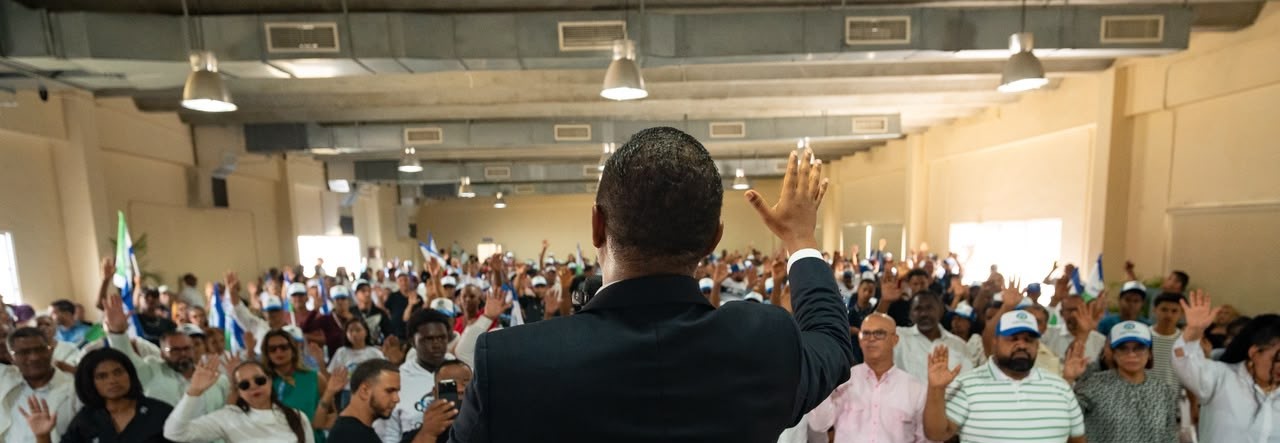 Milton Morrison y País Posible juramentan 970 nuevos miembros en Moca y SFM